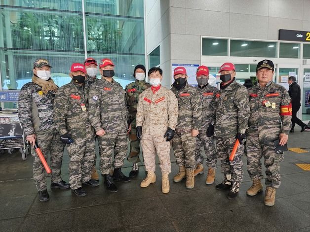 제주항공 참사에 달려온 노(老) 해병들…겨울바람 속 교통정리