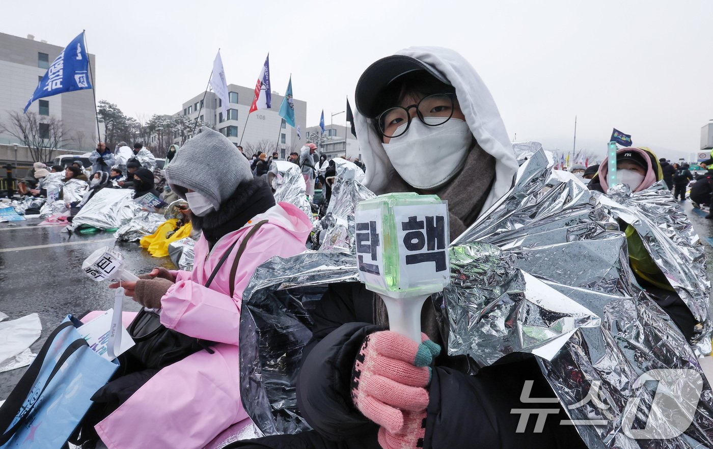 5일 서울 용산구 한남동 대통령 관저 인근에서 열린 &#39;윤석열 체포 구속 긴급행동&#39;에서 민주노총, 진보당 등 진보단체를 비롯한 시민들이 윤석열 대통령 체포 및 구속을 요구하며 응원봉을 들고 있다. 2025.1.5/뉴스1 ⓒ News1 김성진 기자