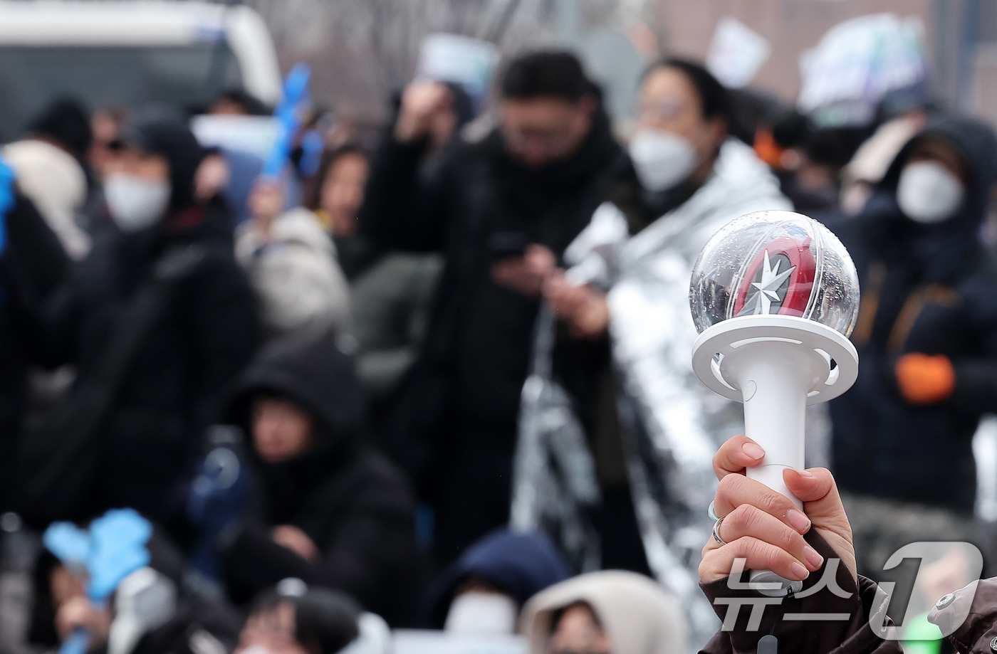 (서울=뉴스1) 김성진 기자 = 5일 서울 용산구 한남동 대통령 관저 인근에서 열린 '윤석열 체포 구속 긴급행동'에서 민주노총, 진보당 등 진보단체를 비롯한 시민들이 윤석열 대통령 …