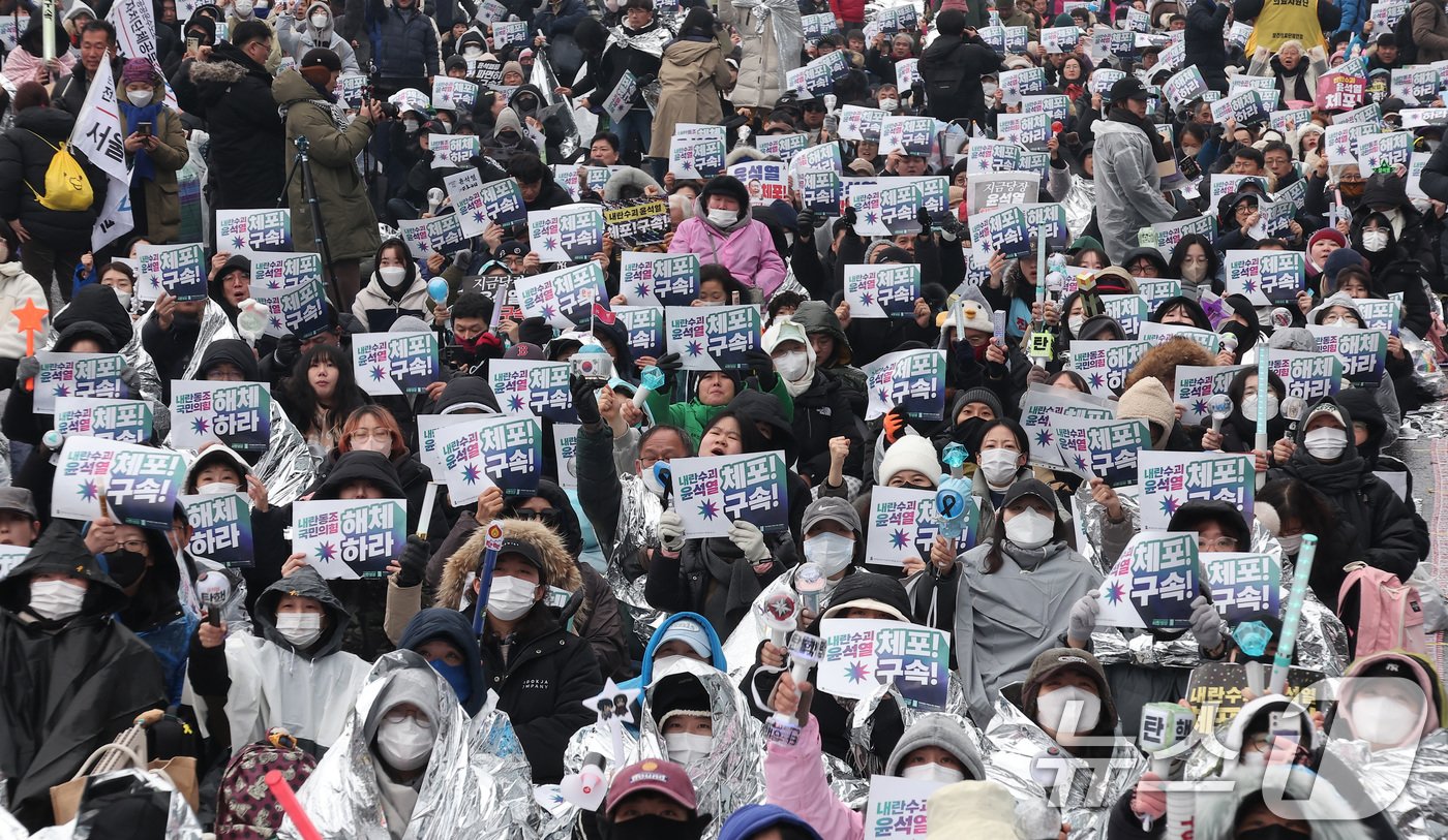 5일 서울 용산구 한남동 대통령 관저 인근에서 열린 &#39;윤석열 체포 구속 긴급행동&#39;에서 민주노총, 진보당 등 진보단체를 비롯한 시민들이 윤석열 대통령 체포 및 구속을 요구하며 응원봉과 손피켓을 들고 있다. 2025.1.5/뉴스1 ⓒ News1 김성진 기자