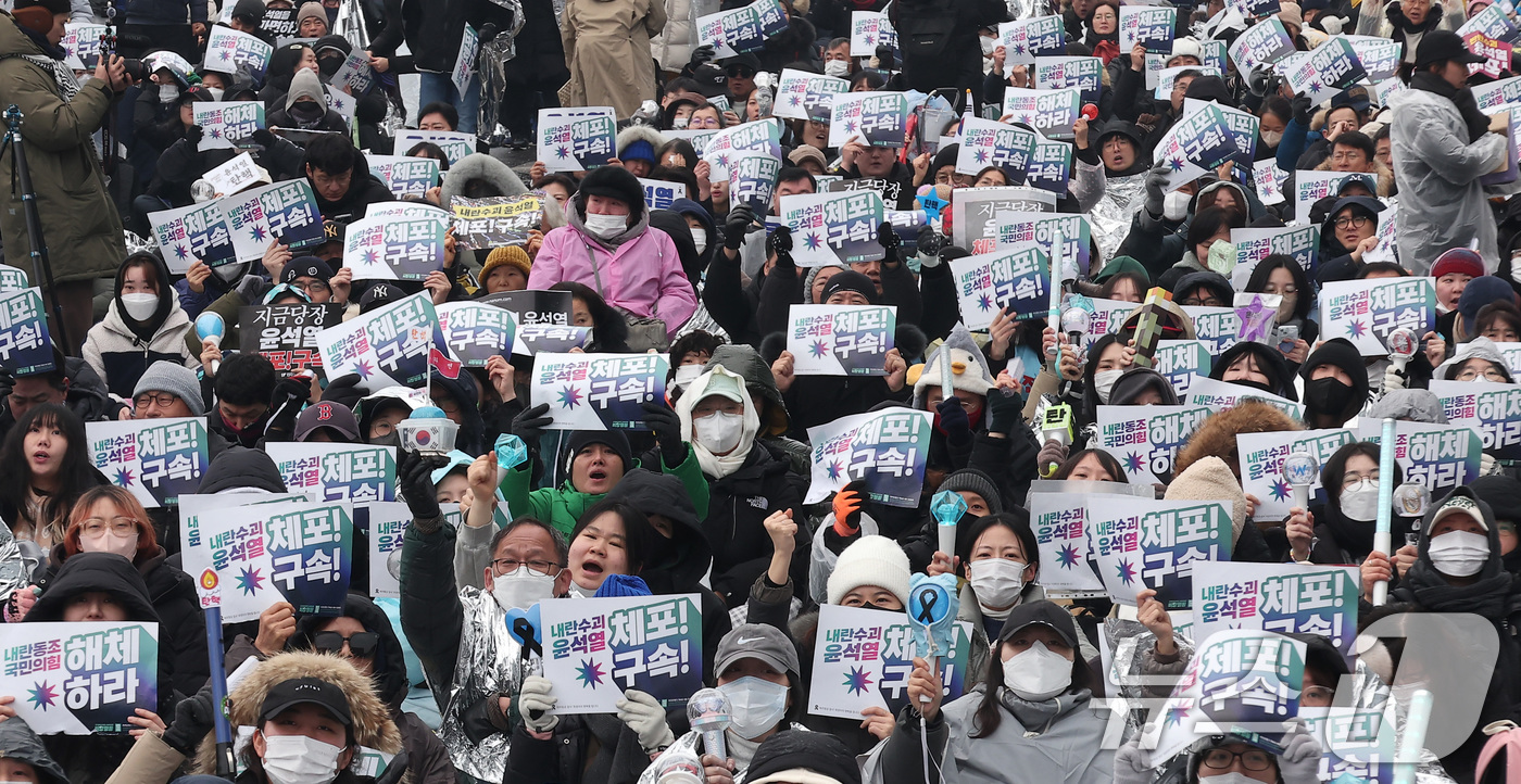 (서울=뉴스1) 김성진 기자 = 5일 서울 용산구 한남동 대통령 관저 인근에서 열린 '윤석열 체포 구속 긴급행동'에서 민주노총, 진보당 등 진보단체를 비롯한 시민들이 윤석열 대통령 …