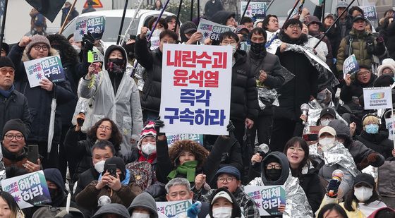 '내란수괴 윤석열 즉각 구속'