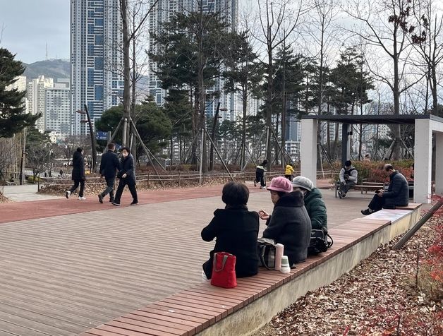 "햇살 따뜻해도 공기 차가워" 비교적 낮은 기온에 부산시민공원 한산