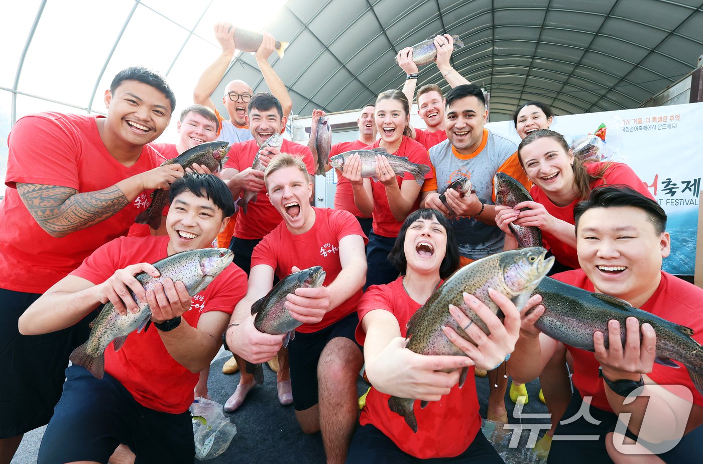 본문 이미지 - 절기상 소한(小寒)인 지난 5일 오후 강원 평창군 진부면 오대천 일원에서 제16회 평창송어축제를 찾은 주한 미군 가족들이 맨손송어잡기 체험을 즐기고 있다.(평창군 제공) 2025.1.5/뉴스1