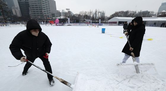 폭설로 운영 멈춘 서울광장 스케이트장