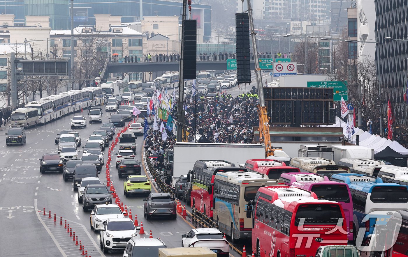 윤석열 대통령 관저 앞 탄핵 찬반 집회로 밤새 양방향 통제됐던 5일 서울 용산구 한남대로 일대가 일부 통행 재개되고 있다. 2025.1.5/뉴스1 ⓒ News1 김성진 기자