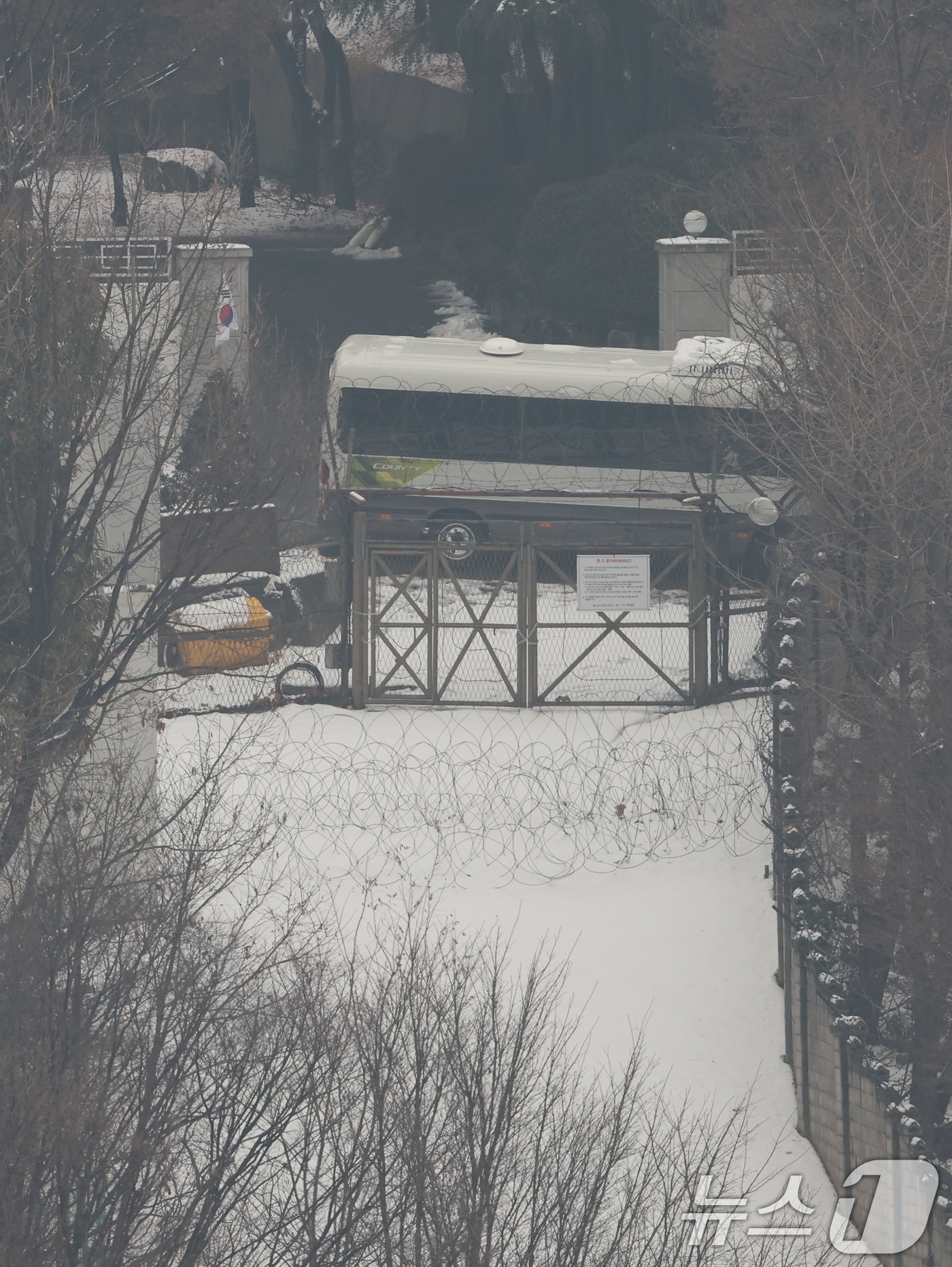 본문 이미지 - 윤석열 대통령의 체포영장 유효기간 만료를 앞둔 5일 서울 용산구 한남동 대통령 관저 인근 출입구에 철조망이 설치돼 있다. 2025.1.5/뉴스1 ⓒ News1 박지혜 기자