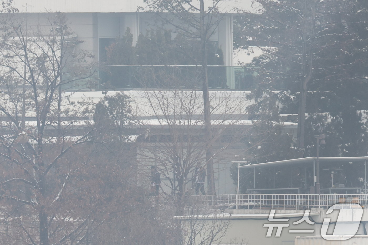 본문 이미지 - 윤석열 대통령의 체포영장 유효기간 만료를 앞둔 5일 서울 용산구 한남동 대통령 관저에서 관계자들이 근무를 하고 있다. 2025.1.5/뉴스1 ⓒ News1 박지혜 기자