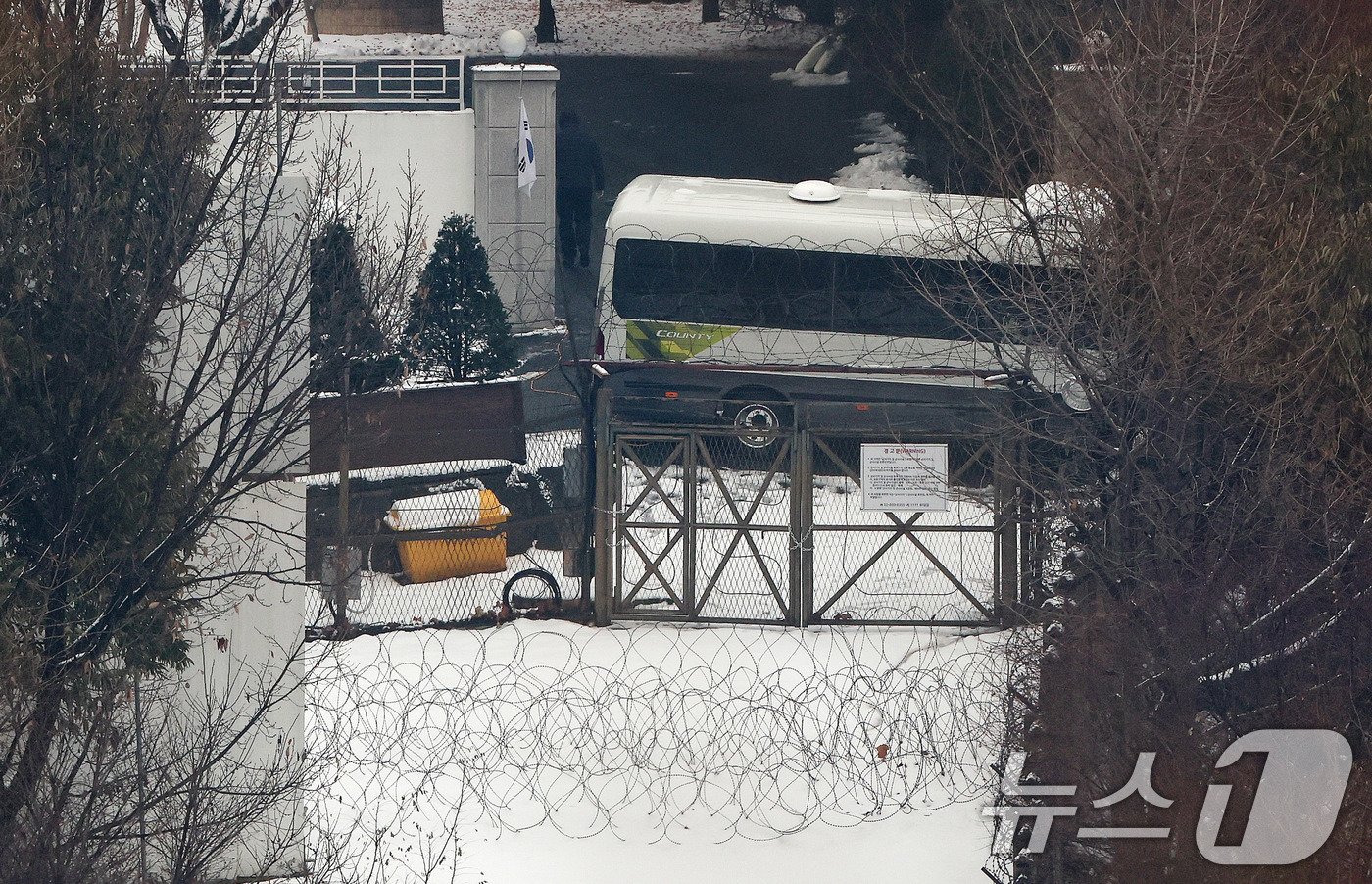 본문 이미지 - 윤석열 대통령의 체포영장 유효기간 만료를 앞둔 5일 서울 용산구 한남동 대통령 관저 인근 출입구에 철조망이 설치돼 있다. 2025.1.5/뉴스1 ⓒ News1 박지혜 기자