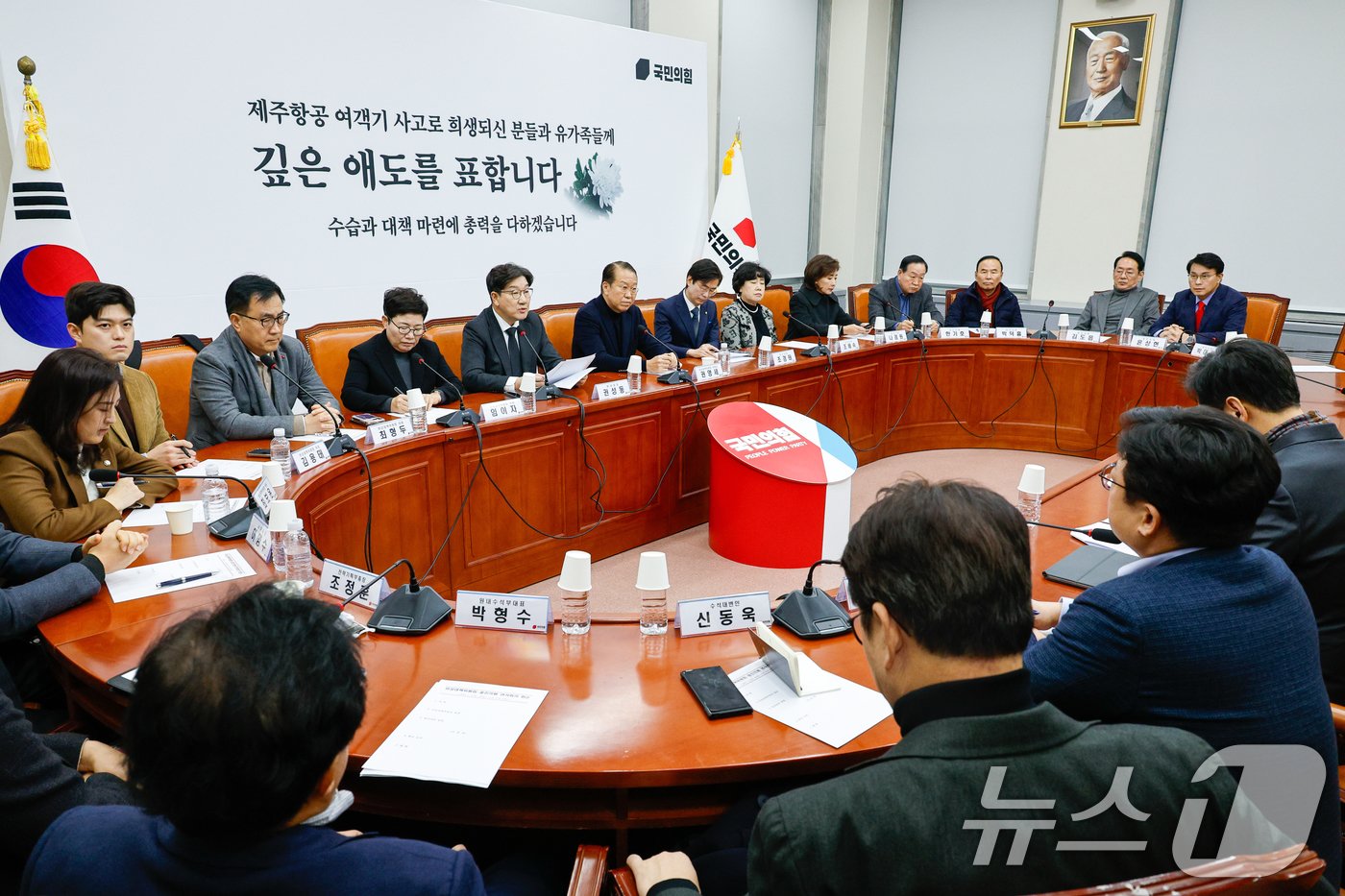 본문 이미지 - 권성동 국민의힘 원내대표가 5일 오후 서울 여의도 국회에서 열린 비대위-중진의원 연석회의에 참석해 모두 발언하고 있다. 2025.1.5/뉴스1 ⓒ News1 안은나 기자