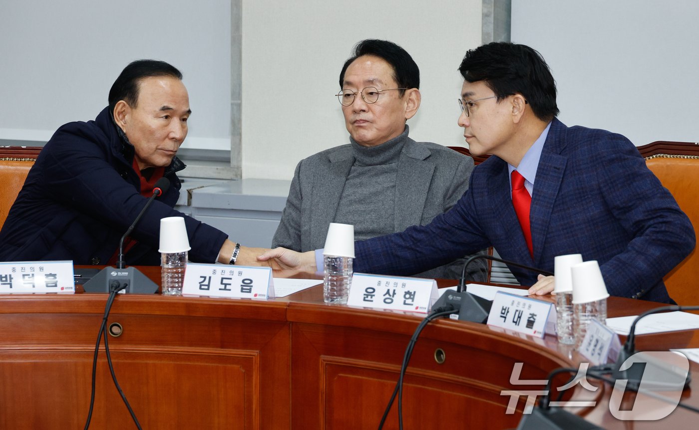 본문 이미지 - 박덕흠&#40;왼쪽부터&#41;, 김도읍, 윤상현 국민의힘 의원이 5일 오후 서울 여의도 국회에서 열린 비상대책위원회-중진의원 연석회의에 참석해 인사하고 있다. 2025.1.5/뉴스1 ⓒ News1 안은나 기자