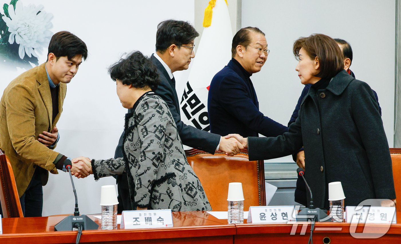 본문 이미지 - 권영세 국민의힘 비상대책위원장이 5일 오후 서울 여의도 국회에서 열린 비대위-중진의원 연석회의에 입장하며 박덕흠 의원과 악수하고 있다. 왼쪽부터 김용태 비대위원, 조배숙 의원, 권성동 원내대표, 권 비대위원장, 나경원, 박 의원. 2025.1.5/뉴스1 ⓒ News1 안은나 기자