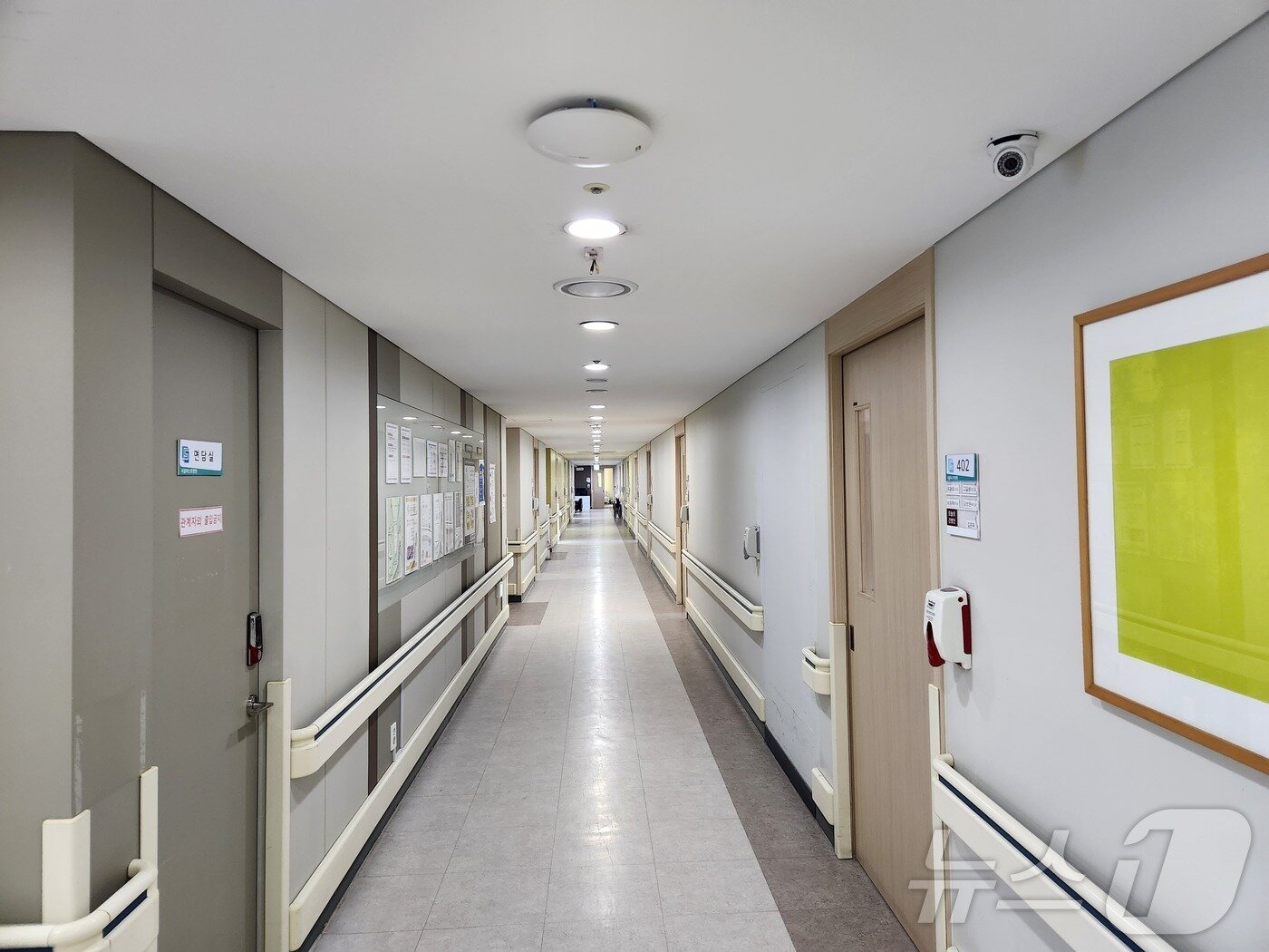 본문 이미지 - 서울퍼스트병원 간호·간병 통합서비스 병동 모습.&#40;서울퍼스트병원 제공&#41;  