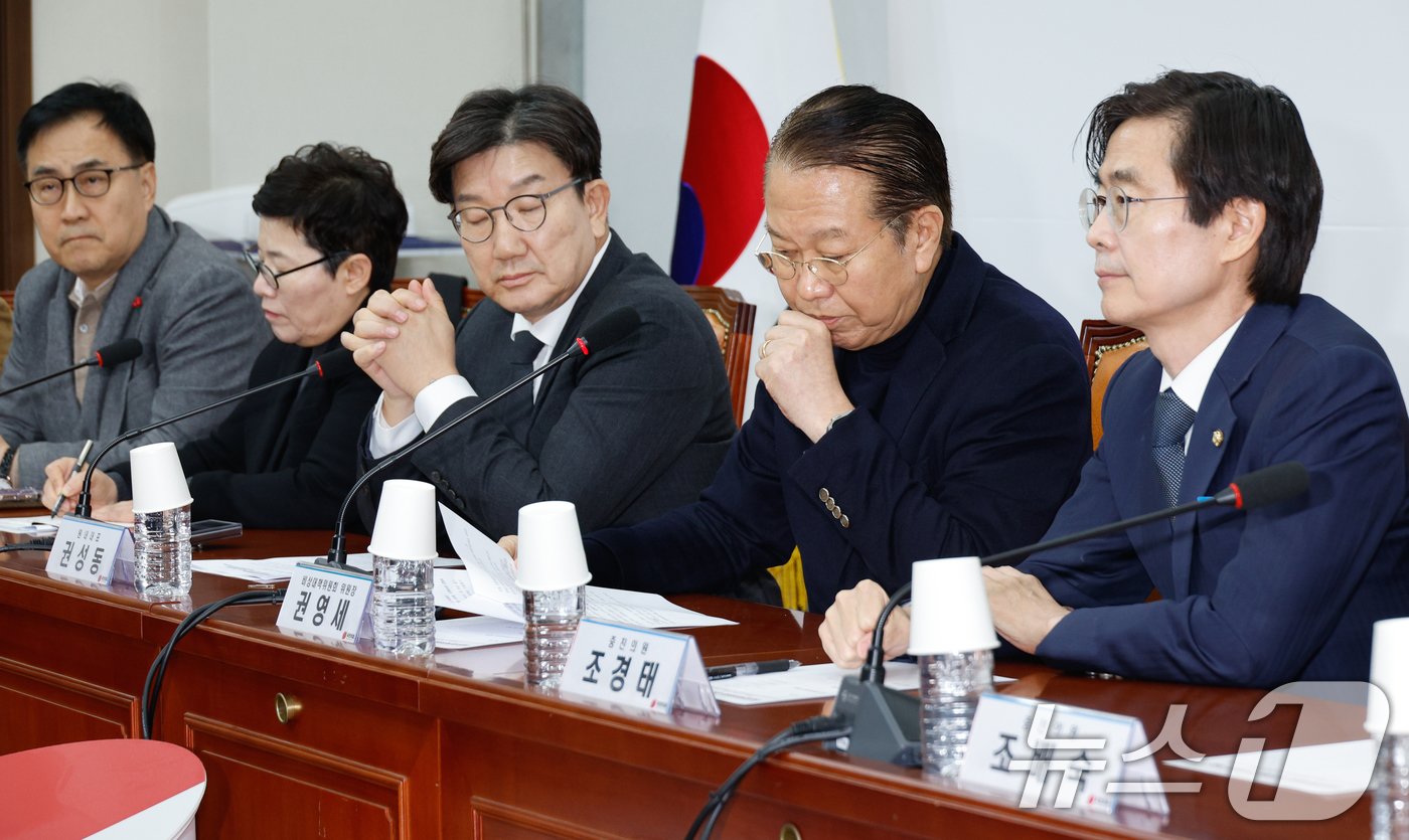 본문 이미지 - 권영세 국민의힘 비상대책위원장이 5일 오후 서울 여의도 국회에서 열린 비대위-중진의원 연석회의에 참석해 모두 발언하고 있다. 왼쪽부터 최형두, 임이자 비대위원, 권성동 원내대표, 권 비대위원장, 조경태 의원. 2025.1.5/뉴스1 ⓒ News1 안은나 기자