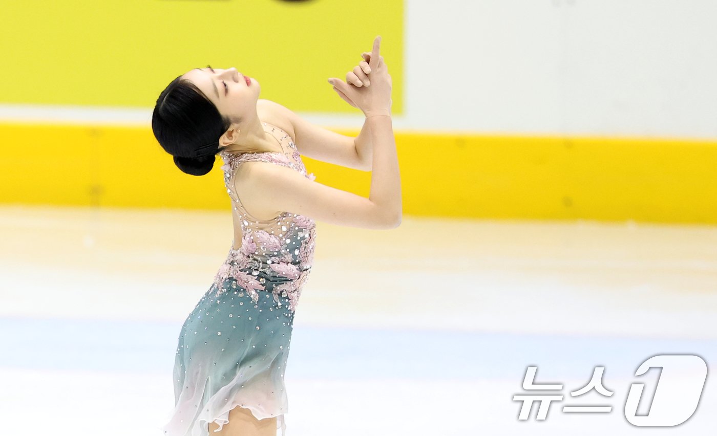 본문 이미지 - 피겨 신지아가 5일 오후 경기도 의정부 실내빙상장에서 열린 제79회 전국남녀 피겨스케이팅 종합선수권대회 여자 시니어 프리스케이팅 부문에서 연기를 펼치고 있다. 2025.1.5/뉴스1 ⓒ News1 이승배 기자