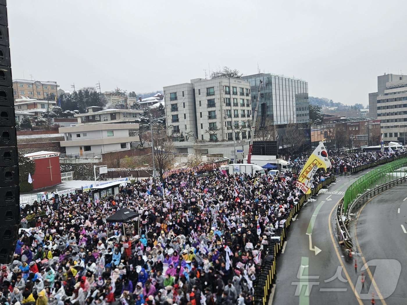 5일 오후 서울 용산구 한남동 관저 인근 루터교회 일대에서 보수단체 회원들이 윤석열 대통령 지지 집회를 열고 있다. / 뉴스1 장시온 기자