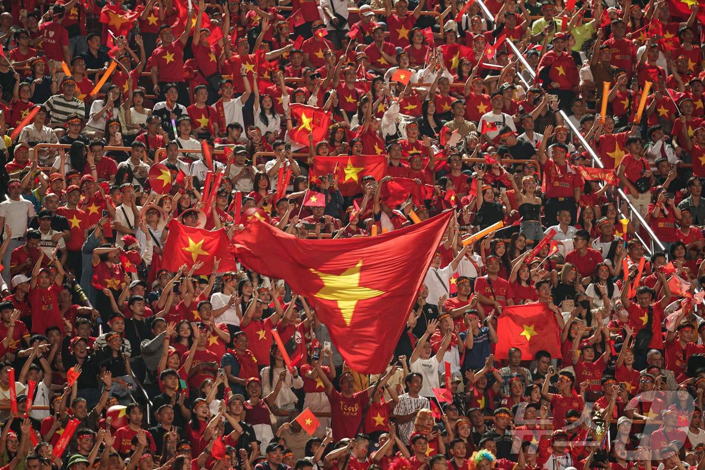 본문 이미지 - 열광하는 베트남 축구 팬들ⓒ AFP=뉴스1