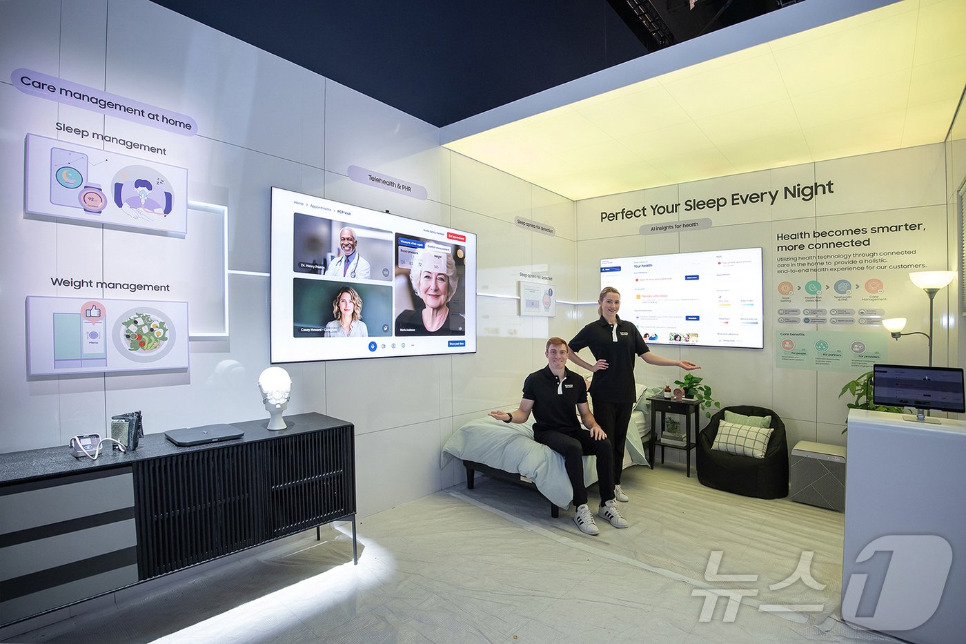 본문 이미지 - CES 2025가 열리는 미국 라스베이거스 컨벤션 센터 삼성전자 전시관에서 삼성전자 모델이 '건강을 챙겨주는 집'의 삼성헬스를 소개하고 있다.(삼성전자 제공)