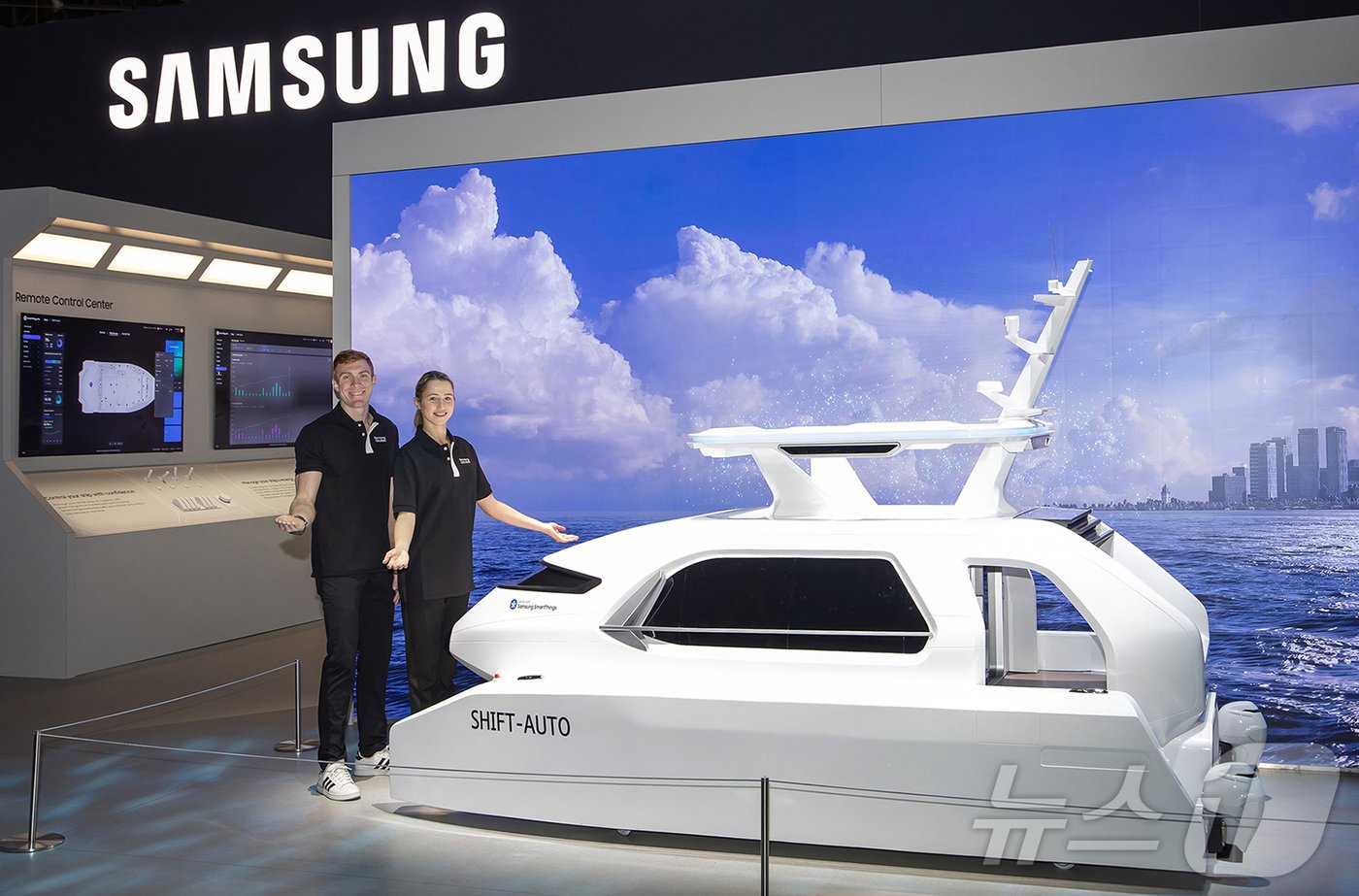 본문 이미지 - CES 2025가 열리는 미국 라스베이거스 컨벤션 센터 삼성전자 전시관에서 삼성전자 모델이 스마트싱스를 사용한 '자율 항해 선박(Shift-Auto)'을 소개하고 있다.(삼성전자 제공)