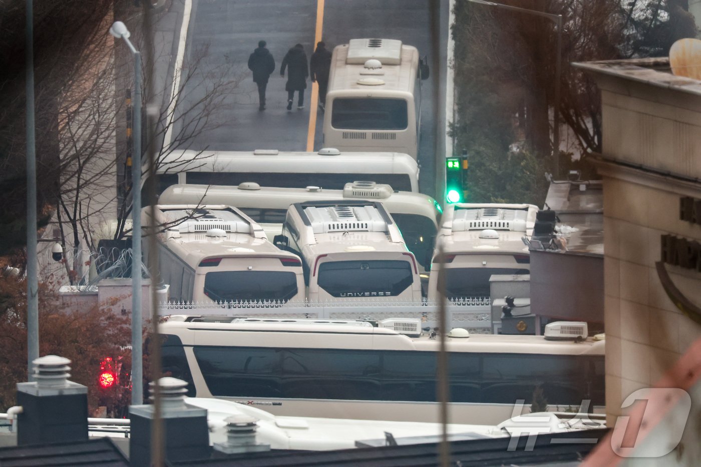본문 이미지 - 6일 오전 서울 용산구 한남동 대통령 관저 정문에 차벽이 세워져 있다. 지난 3일 윤석열 대통령에 대한 체포 영장을 집행한 공수처는 대통령 관저 경내에서 안전상 이유로 집행을 중지하고 돌아섰다. 2025.1.6/뉴스1 ⓒ News1 김도우 기자