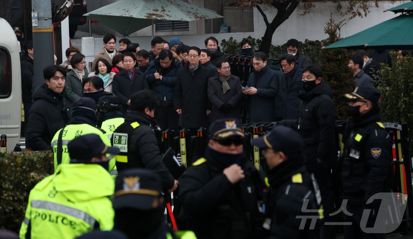 윤석열 대통령 체포영장 유효기간 마지막날인 6일 서울 용산구 윤석열 대통령 관저 앞에 국민의힘 의원들이 집결해 있다. 2025.1.6/뉴스1 ⓒ News1 박세연 기자