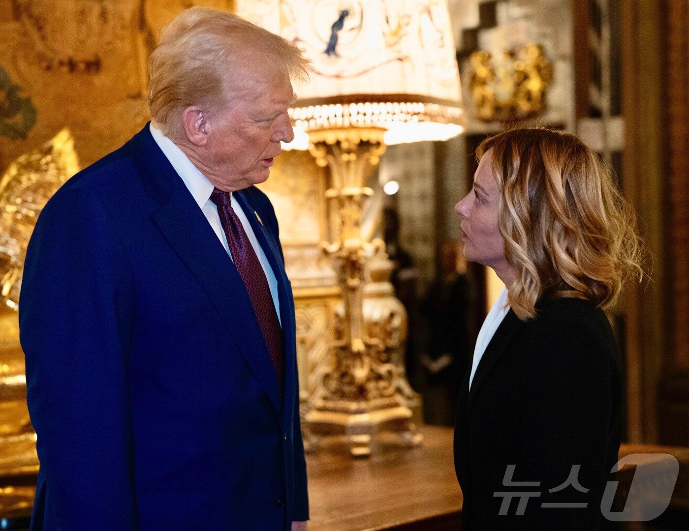 본문 이미지 - 도널드 트럼프 미국 대통령 당선인이 4일(현지시간) 플로리다주 팜비치에 있는 마러라고 리조트에서 조르자 멜로니 이탈리아 총리와 만나고 있다. 2025.01.06 ⓒ AFP=뉴스1 ⓒ News1 우동명 기자