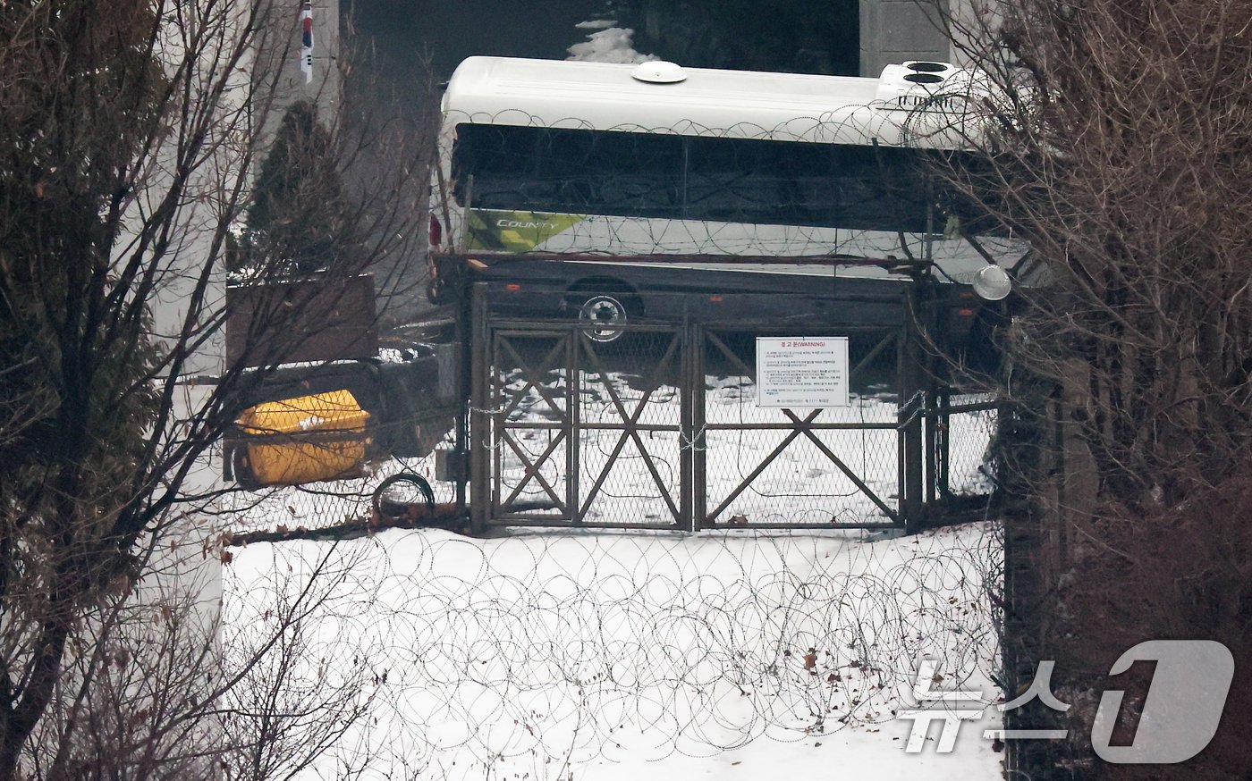 6일 오전 서울 용산구 한남동 대통령 관저 인근에 철조망이 둘러져 있다. 지난 3일 윤석열 대통령에 대한 체포 영장을 집행한 공수처는 대통령 관저 경내에서 안전상 이유로 집행을 중지하고 돌아섰다. 2025.1.6/뉴스1 ⓒ News1 김도우 기자