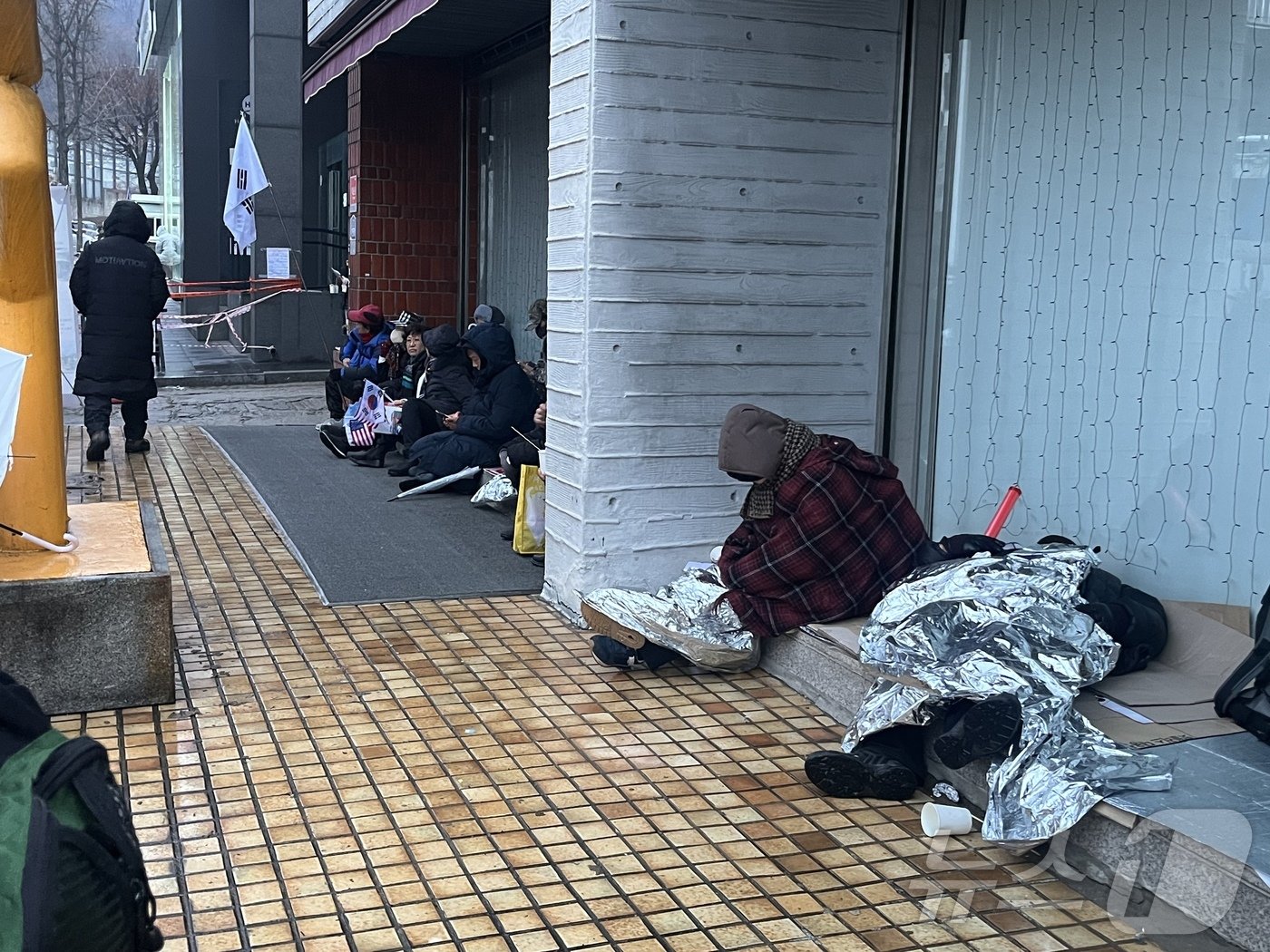 6일 오전 서울 용산구 한남동 관저 인근에서 집회 참여자들이 휴식을 취하고 있다. 2025.01.06 ⓒ 뉴스1 김종훈 기자