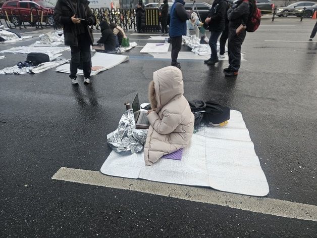 尹체포시한 만료일 관저 3박 4일 '노숙' 집회…대치·충돌 구급차 이송