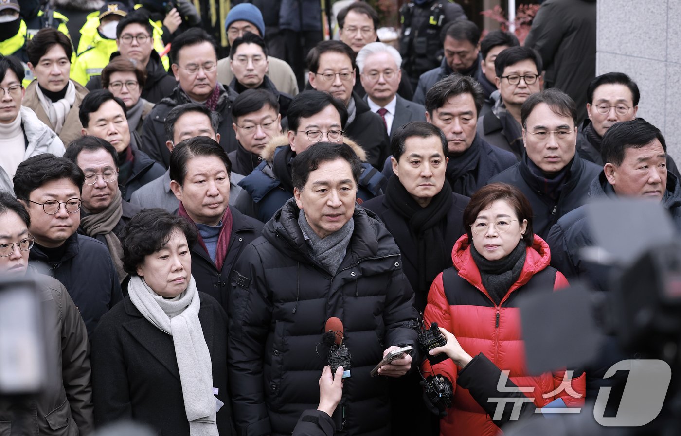 김기현 국민의힘 의원을 비롯한 소속 의원들이 6일 서울 용산구 대통령 관저 앞에 모인 취재진에게 입장을 밝히고 있다. &#40;공동취재&#41; 2025.1.6/뉴스1 ⓒ News1 박세연 기자