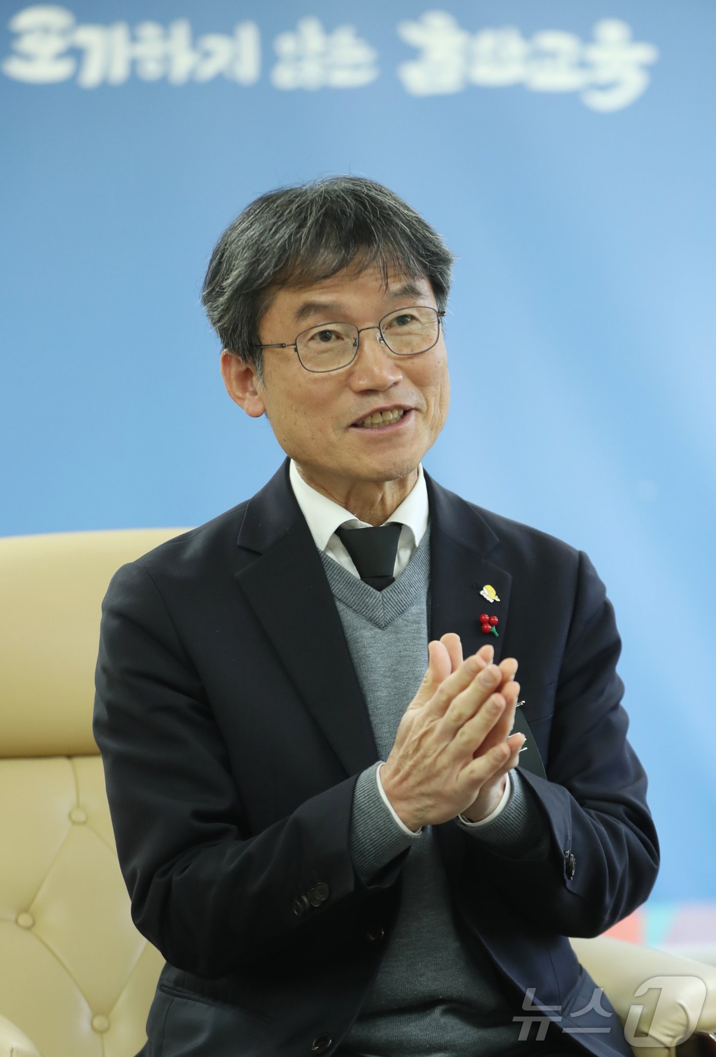 본문 이미지 - 천창수 울산교육감이 3일 시교육청 접견실에서 신년인터뷰를 하고 있다. 2025.1.3/뉴스1 ⓒ News1 김세은 기자 