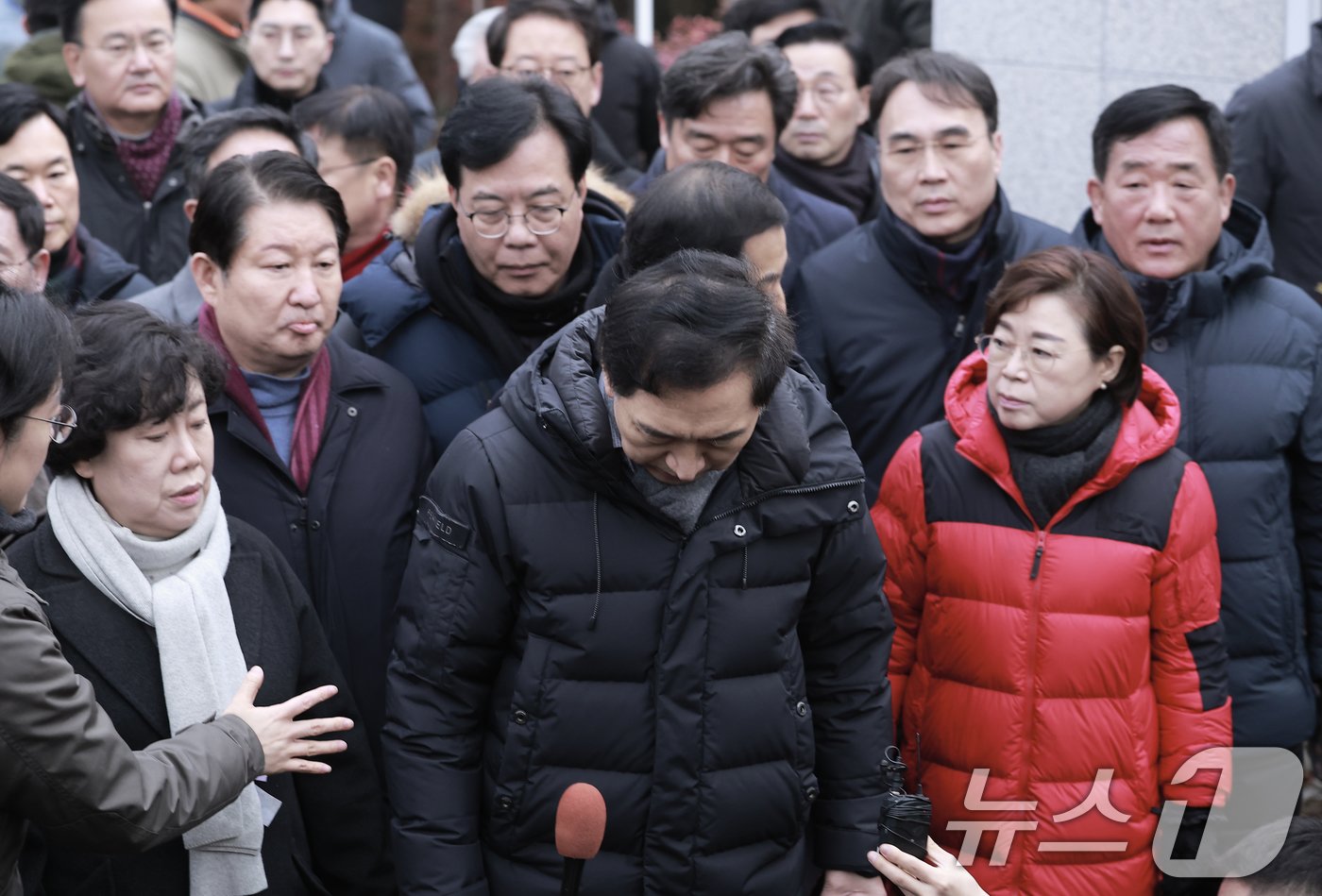 본문 이미지 - 김기현 국민의힘 의원이 6일 서울 용산구 대통령 관저 앞에 모인 취재진에게 입장을 밝히기 전 인사하고 있다. (공동취재) 2025.1.6/뉴스1 ⓒ News1 박세연 기자