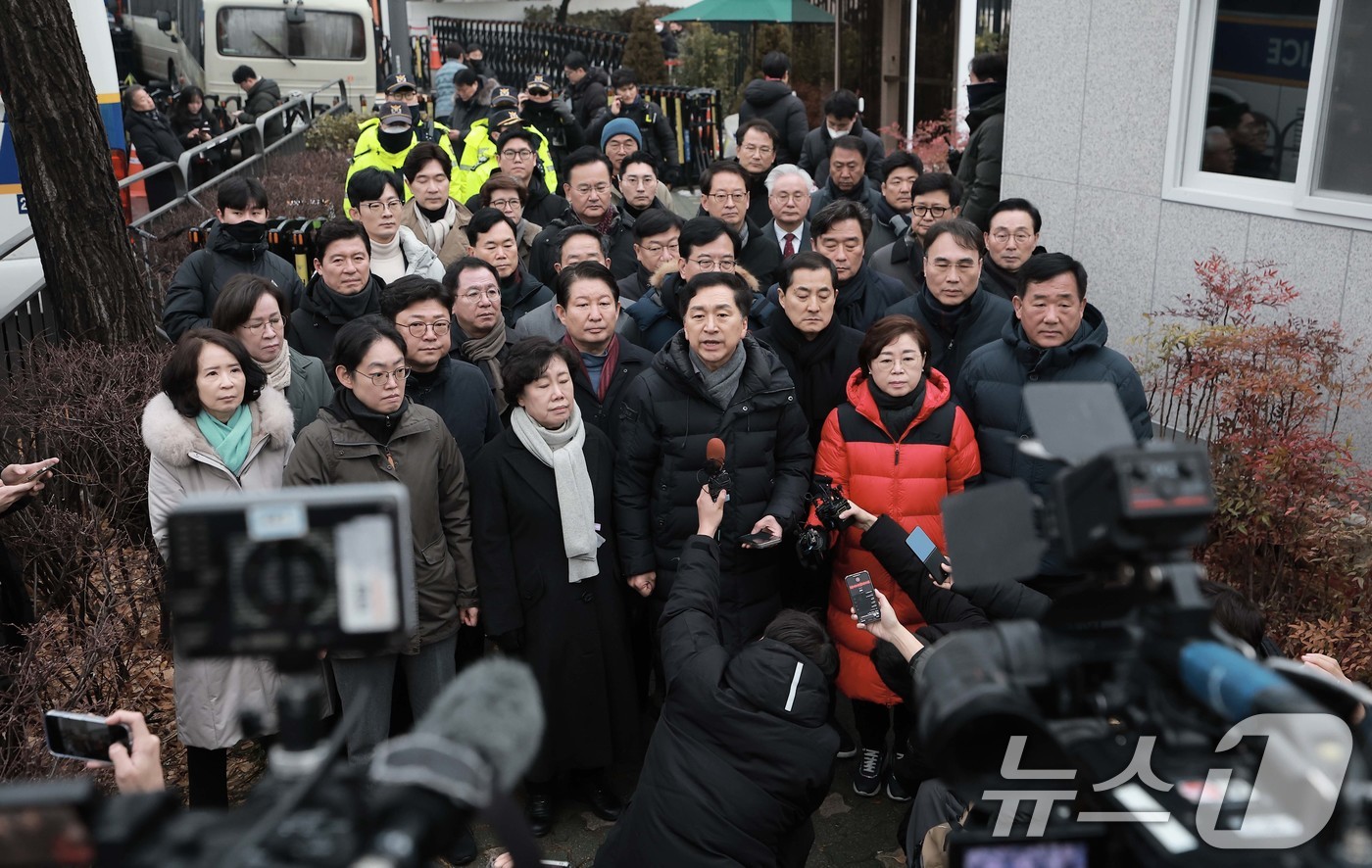 (서울=뉴스1) 박세연 기자 = 김기현 국민의힘 의원을 비롯한 소속 의원들이 6일 서울 용산구 대통령 관저 앞에 모인 취재진에게 입장을 밝히고 있다. (공동취재) 2025.1.6/ …