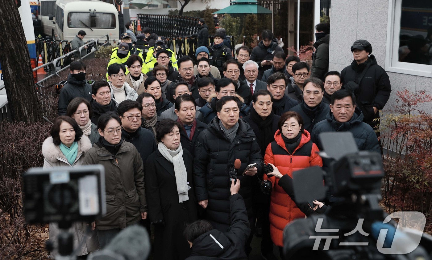 (서울=뉴스1) 박세연 기자 = 김기현 국민의힘 의원을 비롯한 소속 의원들이 6일 서울 용산구 대통령 관저 앞에 모인 취재진에게 입장을 밝히고 있다. (공동취재) 2025.1.6/ …