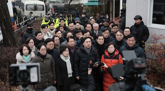 친윤계 국민의힘 의원 30여명 '尹 관저로'