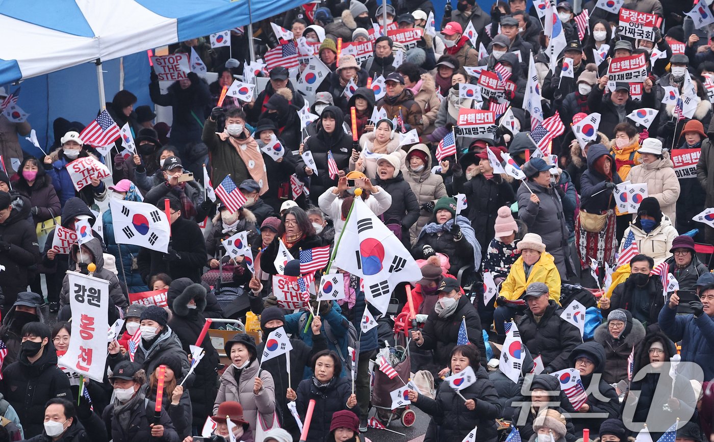 윤석열 대통령의 체포영장 유효기간 마지막 날인 6일 서울 용산구 한남동 대통령 관저 인근에서 윤석열 대통령 지지자들이 탄핵 반대 집회를 하고 있다. 2025.1.6/뉴스1 ⓒ News1 김성진 기자