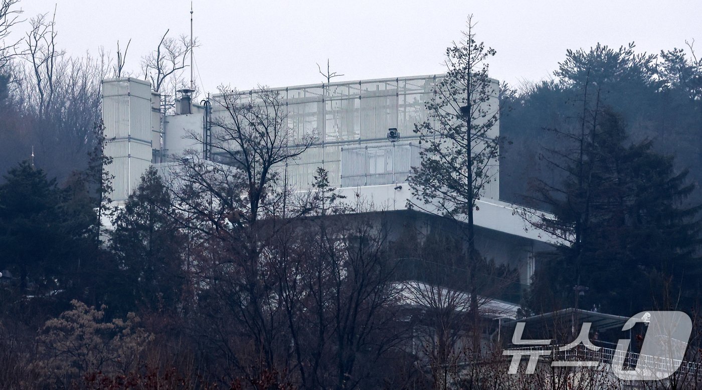 고위공직자범죄수사처&#40;공수처&#41;가 체포영장 유효기간 마지막 날을 앞두고 경찰에 체포영장 집행을 경찰에 일임한 6일 서울 용산구 한남동 대통령 관저가 고요한 모습을 보이고 있다. 2025.1.6/뉴스1 ⓒ News1 김성진 기자