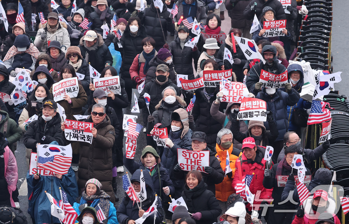(서울=뉴스1) 김성진 기자 = 윤석열 대통령의 체포영장 유효기간 마지막 날인 6일 서울 용산구 한남동 대통령 관저 인근에서 윤석열 대통령 지지자들이 탄핵 반대 집회를 하고 있다. …