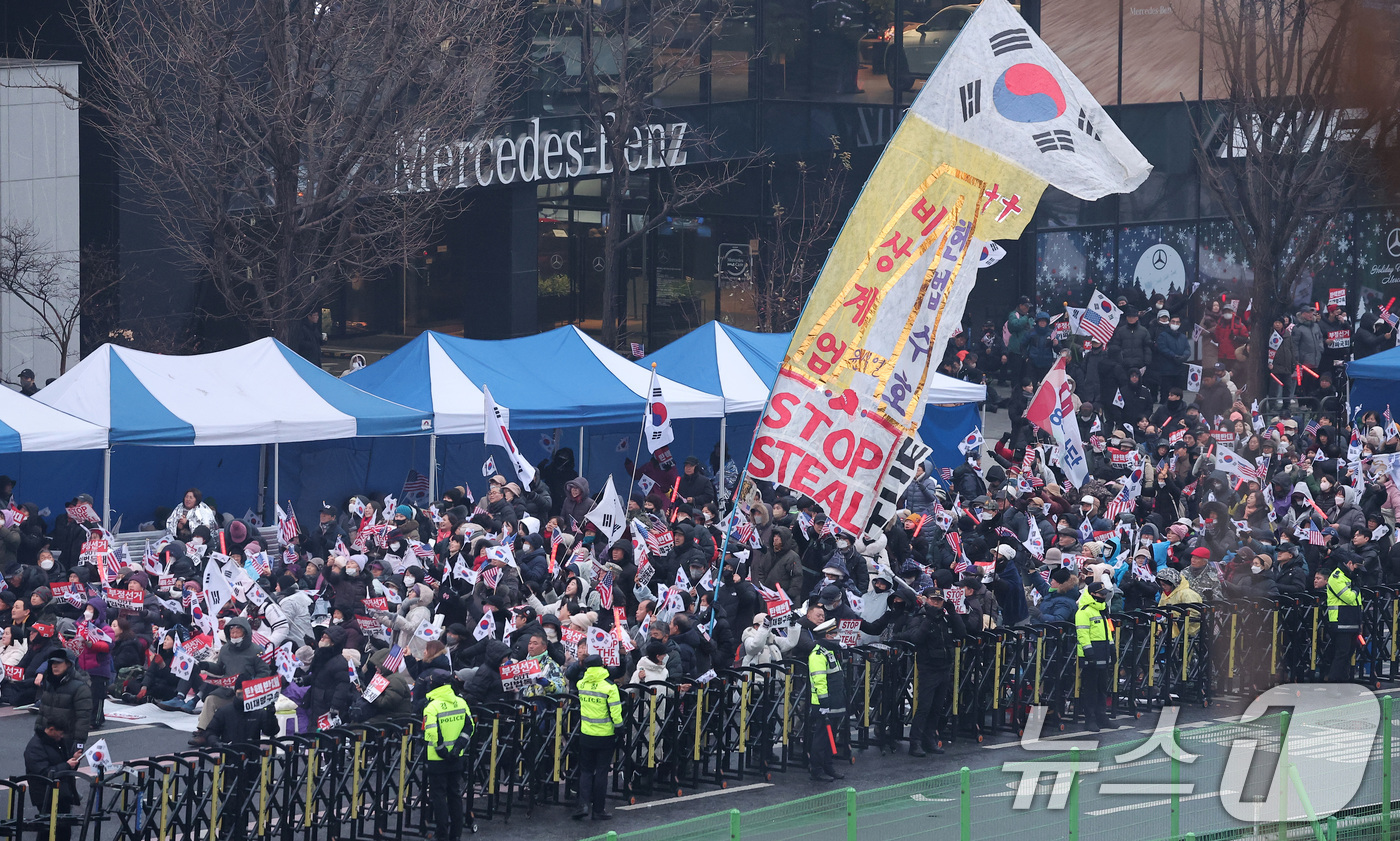(서울=뉴스1) 김성진 기자 = 윤석열 대통령의 체포영장 유효기간 마지막 날인 6일 서울 용산구 한남동 대통령 관저 인근에서 윤석열 대통령 지지자들이 탄핵 반대 집회를 하고 있다. …