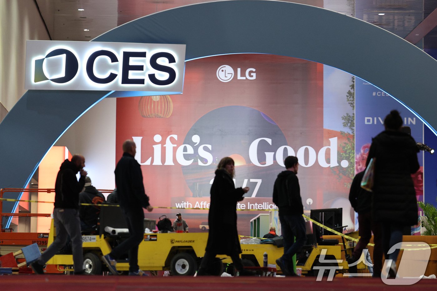 본문 이미지 - 세계 최대 IT(정보기술)·가전 전시회 'CES 2025' 개막을 이틀 앞둔 5일(현지시간) 미국 네바다주 라스베이거스 컨벤션센터(LVCC)에 홍보 문구가 부착되어 있다. '다이브 인'(Dive in)을 주제로 오는 7일부터 10일까지는 열리는 이번 전시회에는 전 세계 160개국에서 4,500여 개 기업이 참여해 전 세계 최신 기술 산업의 트렌드를 제시한다. 2025.1.6/뉴스1 ⓒ News1 신웅수 기자