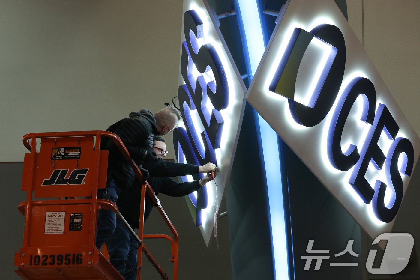 본문 이미지 - 세계 최대 IT(정보기술)·가전 전시회 'CES 2025' 개막을 이틀 앞둔 5일(현지시간) 미국 네바다주 라스베이거스 컨벤션센터(LVCC)에서 관계자들이 홍보물을 부착하고 있다. '다이브 인'(Dive in)을 주제로 오는 7일부터 10일까지는 열리는 이번 전시회에는 전 세계 160개국에서 4,500여 개 기업이 참여해 전 세계 최신 기술 산업의 트렌드를 제시한다. 2025.1.6/뉴스1 ⓒ News1 신웅수 기자