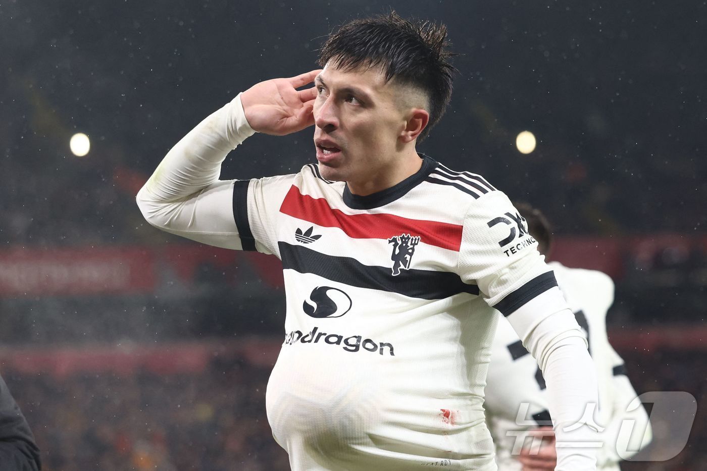 본문 이미지 - 맨체스터 유나이티드 수비수 리산드로 마르티네스가 6일(한국시간) 열린 2024-25 EPL 리버풀전에서 선제골을 넣은 뒤 세리머니를 펼치고 있다. ⓒ AFP=뉴스1