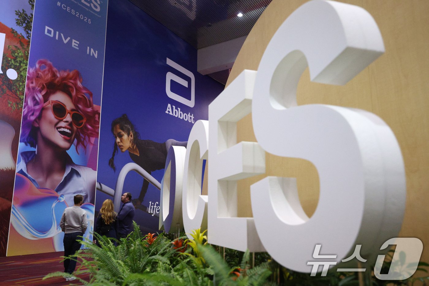 본문 이미지 - 세계 최대 IT(정보기술)·가전 전시회 'CES 2025' 개막을 이틀 앞둔 5일(현지시간) 미국 네바다주 라스베이거스 컨벤션센터(LVCC)에 홍보물이 부착되어 있다. '다이브 인'(Dive in)을 주제로 오는 7일부터 10일까지는 열리는 이번 전시회에는 전 세계 160개국에서 4,500여 개 기업이 참여해 전 세계 최신 기술 산업의 트렌드를 제시한다. 2025.1.6/뉴스1 ⓒ News1 신웅수 기자