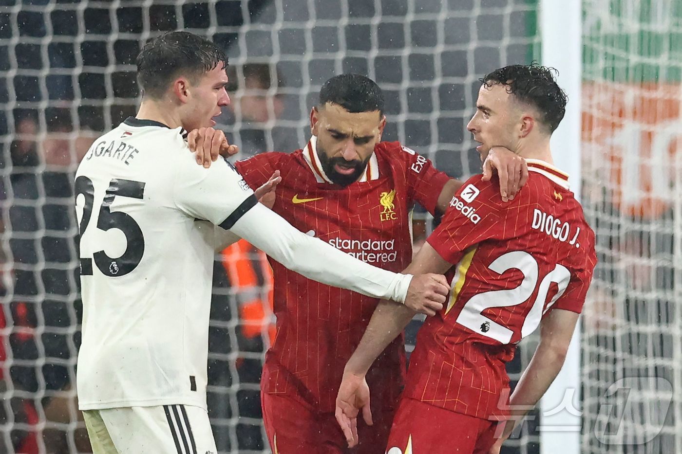 본문 이미지 - 리버풀과 맨체스터 유나이티드는 6일(한국시간) 열린 2024-25 EPL 20라운드 경기에서 2-2로 비겼다. ⓒ AFP=뉴스1