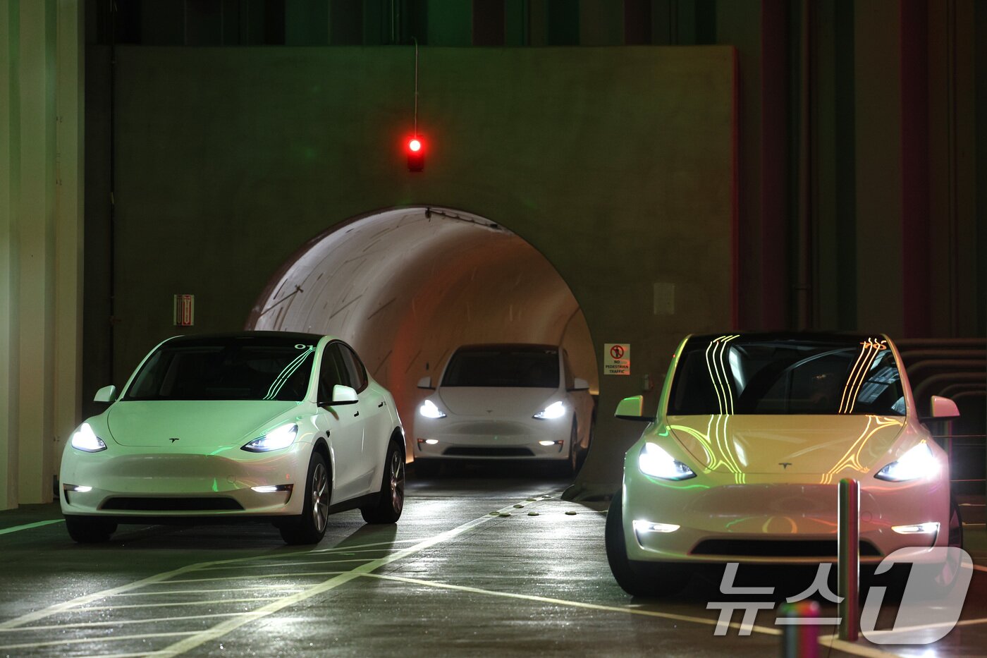 본문 이미지 - 세계 최대 IT&#40;정보기술&#41;·가전 전시회 &#39;CES 2025&#39; 개막을 이틀 앞둔 1월 5일&#40;현지시간&#41; 미국 네바다주 라스베이거스 컨벤션센터&#40;LVCC&#41;에 지하 터널을 전기자동차로 이동하는 테슬라의 &#39;베가스 루프&#39;가 운영되고 있다.  2025.1.6/뉴스1 ⓒ News1 신웅수 기자