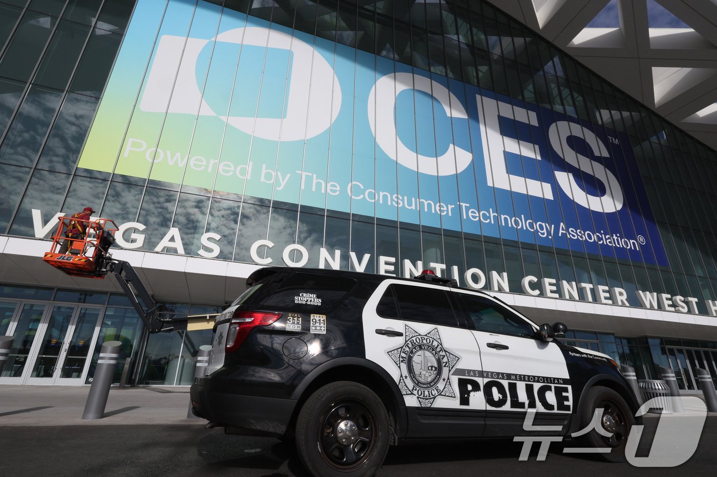본문 이미지 - 세계 최대 IT(정보기술)·가전 전시회 'CES 2025' 개막을 이틀 앞둔 5일(현지시간) 미국 네바다주 라스베이거스 컨벤션센터(LVCC)에 경찰이 경계 근무를 서고 있다. '다이브 인'(Dive in)을 주제로 오는 7일부터 10일까지는 열리는 이번 전시회에는 전 세계 160개국에서 4,500여 개 기업이 참여해 전 세계 최신 기술 산업의 트렌드를 제시한다. 2025.1.6/뉴스1 ⓒ News1 신웅수 기자