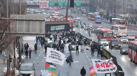 대통령 관저 앞 철야투쟁 이어가는 비상행동