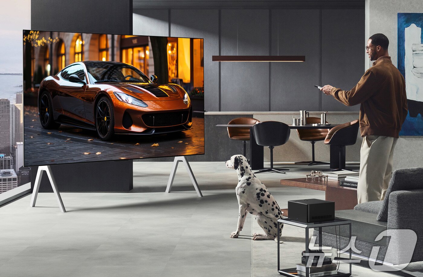 본문 이미지 - LG전자가 미국 라스베이거스에서 열리는 세계 최대 가전∙IT 전시회 'CES 2025'에서 2025년형 LG 올레드 에보를 공개한다고 6일 밝혔다. 2025년형 LG 올레드 에보는 디스플레이 알고리즘과 유기 화합물 적층 구조를 바꾼 새로운 밝기 향상 기술을 적용해 최대 밝기가 일반 올레드 TV(B5 모델) 대비 3배에 이른다. 더 밝아진 화면은 올레드의 장점인 명암비를 더욱 극대화해 화면 효과가 풍부한 영상을 생동감 넘치게 표현한다. (LG전자 제공) 2025.1.6/뉴스1