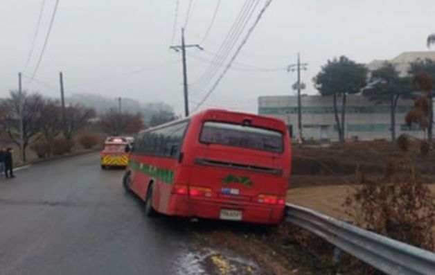 화성 통근버스가 가드레일 충격…44명 구조