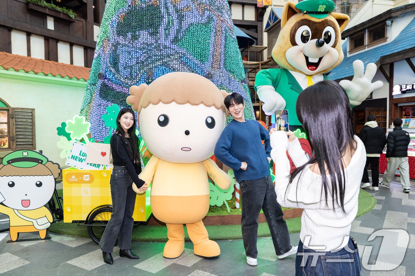 본문 이미지 - 롯데월드 어드벤처가 네이버웹툰 &#39;마루는 강쥐&#39;와 콜라보한 신년 시즌 축제 ‘미라클 윈터 : 마루의 럭키 뉴 이어’를 진행했다. &#40;롯데월드 제공&#41; 2025.1.6/뉴스1